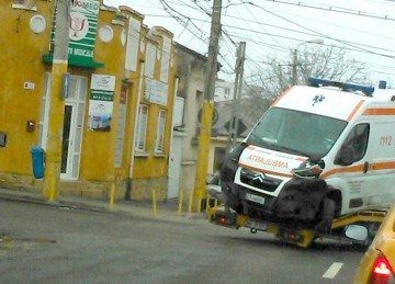 O ambulanţă cu pacient a fost izbită de un autoturism